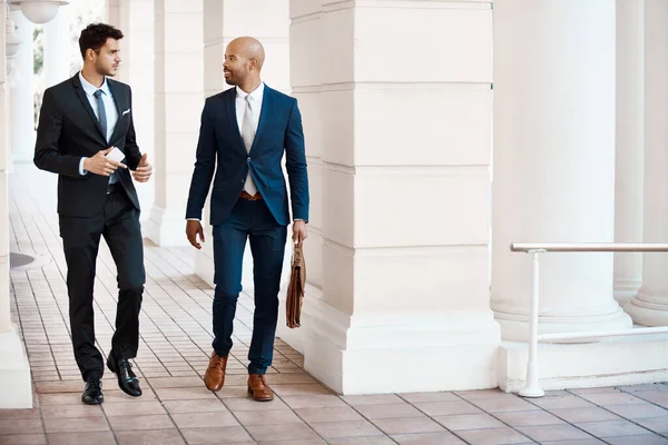 Eles Viajam Juntos Para Trabalho Jovens Homens Negócios Bonitos Falando — Fotografia de Stock