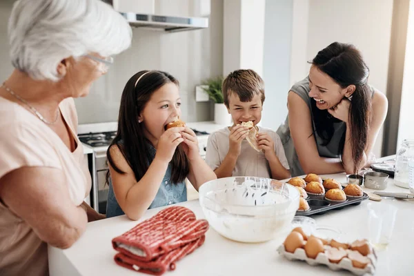 健全な家庭の良さ 幸せな3世代の家庭で一緒にマフィンを焼く — ストック写真