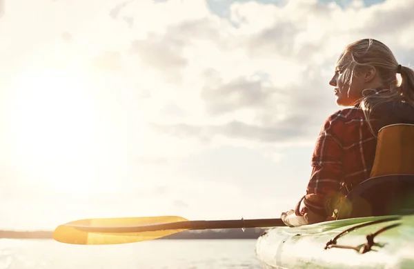 View Mesmerizing Attractive Young Woman Out Canoe Ride Lake — Stock Photo, Image