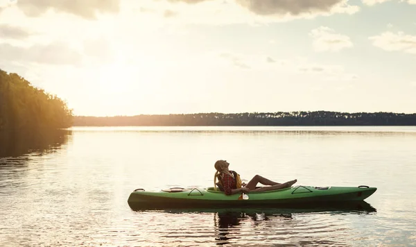 Отдыхаю Озере Привлекательная Молодая Женщина Каноэ Озеру — стоковое фото