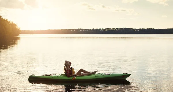 Putting Feet Here Attractive Young Woman Out Canoe Ride Lake — Stock Photo, Image