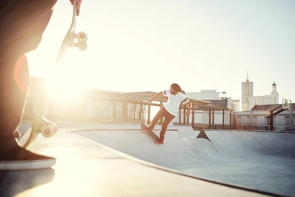 这就是我们所谓的平衡生活的东西 两个年轻人在一个溜冰场的滑板上一起滑冰 — 图库照片