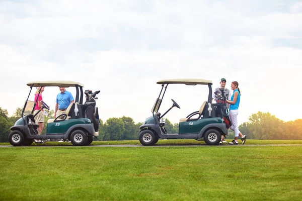 Golf Est Amusant Pour Toute Famille Deux Couples Avec Voiturettes — Photo