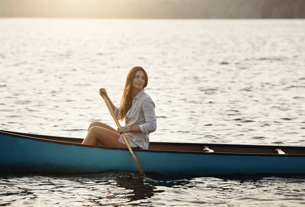 時々必要なのはこれだけだ 湖でボートを漕いでいる美しい若い女性が — ストック写真