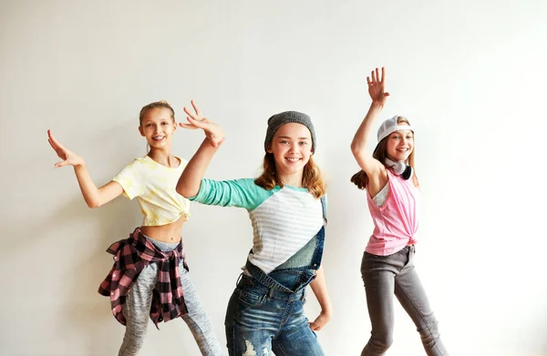Дайте Ставлення Змініть Ширину Молоді Дівчата Танцюють Танцювальній Студії — стокове фото