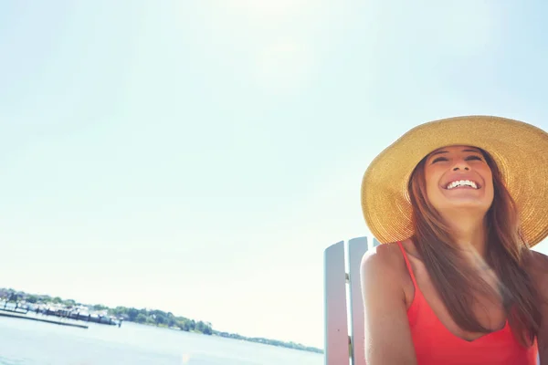 Mantendo Real Com Sol Uma Jovem Mulher Alegre Usando Chapéu — Fotografia de Stock