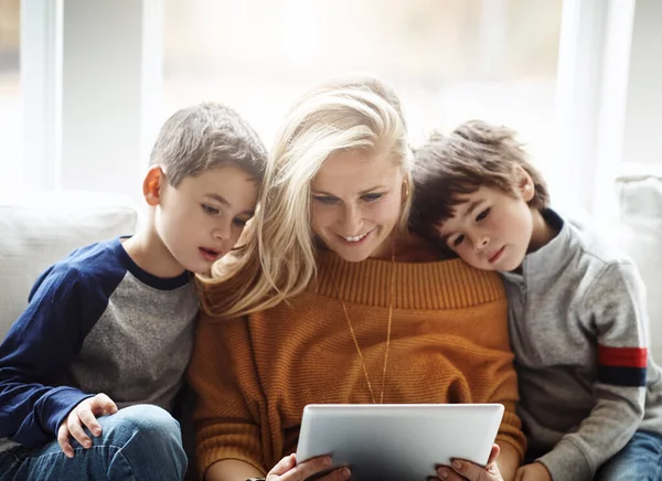 Incorporando Tempo Tela Tempo Família Dois Irmãos Adoráveis Usando Tablet — Fotografia de Stock