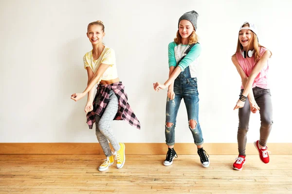 Έχουμε Χορογραφία Κάτω Νεαρά Κορίτσια Που Χορεύουν Μια Σχολή Χορού — Φωτογραφία Αρχείου