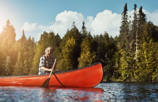 Buscando Aventura Lago Una Atractiva Joven Que Pasa Día Kayak — Foto de Stock