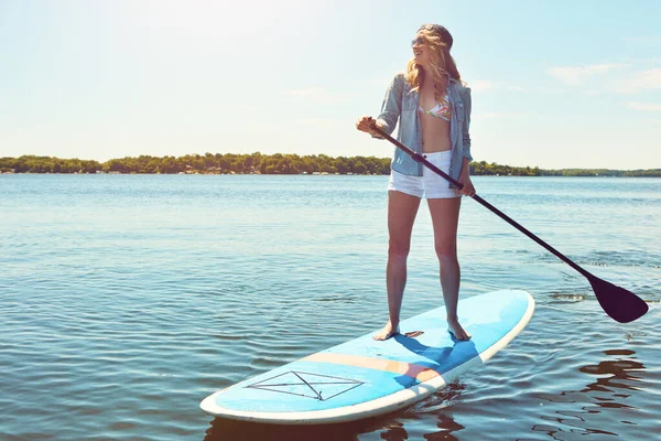 Alone Yet Completely Happy Attractive Young Woman Paddle Boarding Lake — Stock Photo, Image