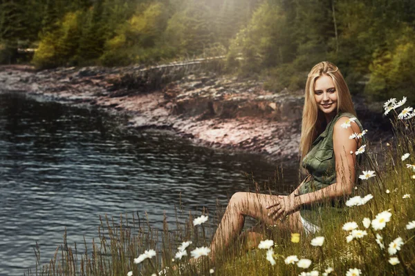 Природа Настільки Приваблива Приваблива Молода Жінка Проводить День Біля Озера — стокове фото