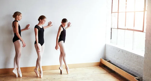 Każdy Punkt Postęp Grupa Młodych Dziewcząt Ćwiczących Balet Razem Studiu — Zdjęcie stockowe