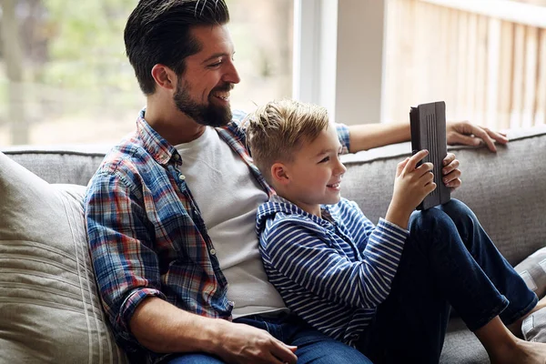 Entertainment Sorted Day Little Boy Using Digital Tablet His Father — Stock Photo, Image