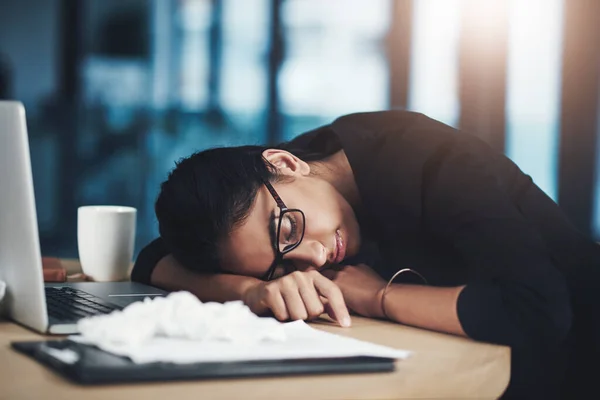 Fogok Egy Kis Zzzzset Egy Fiatal Üzletasszony Alszik Íróasztalánál Miközben — Stock Fotó