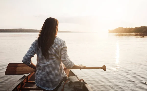 静けさの中で一日を楽しむ 湖でカヌーに乗って楽しむ若い女性のレビューショット — ストック写真