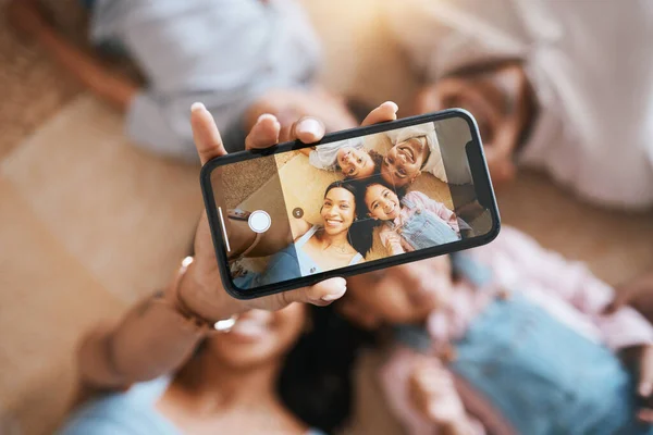 Feliz Relaxe Selfie Família Chão Sala Estar Para Mídias Sociais — Fotografia de Stock