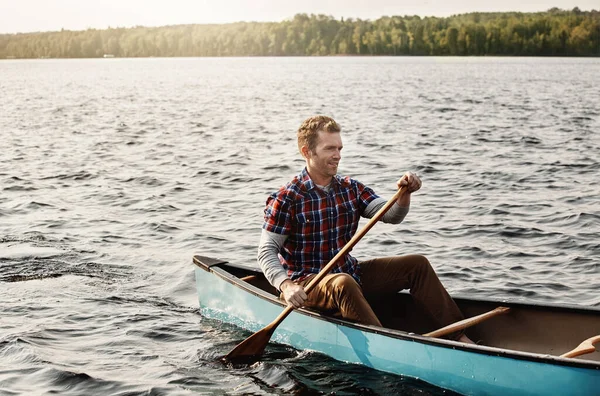Изучение Озера Лодке Молодой Человек Плавает Байдарках Озеру — стоковое фото