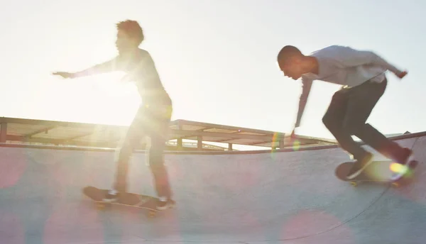 我们过着充满兴奋和兴奋的生活 两名年轻人在滑板上一起在滑板上滑行的全景镜头 — 图库照片