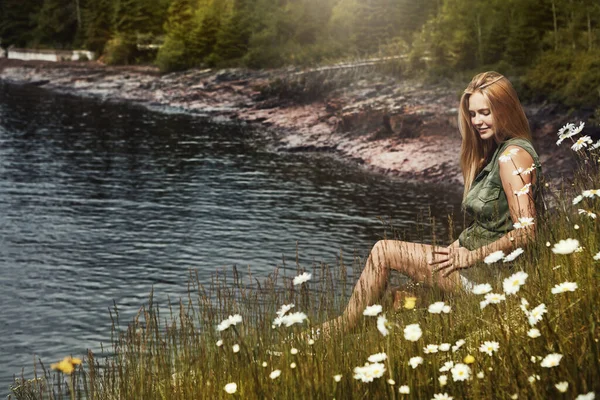 自然の美しさを見つけるために遠くを見る必要はありません 湖で一日を過ごす魅力的な若い女性は — ストック写真