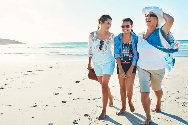 Milují Pláž Dlouhý Záběr Starší Ženy Tráví Den Pláži Svou — Stock fotografie