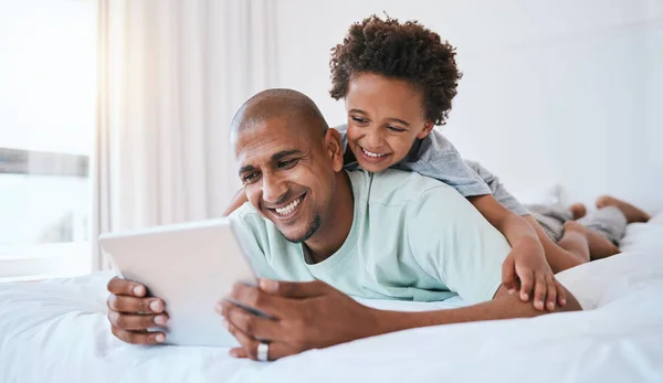 Gelukkig Vader Kind Kijken Tablet Bed Voor Plezier Streaming Entertainment — Stockfoto