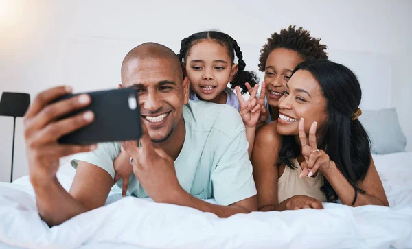 Selfie Glimlach Familie Vrede Teken Slaapkamer Het Verbinden Ontspannen Samen — Stockfoto