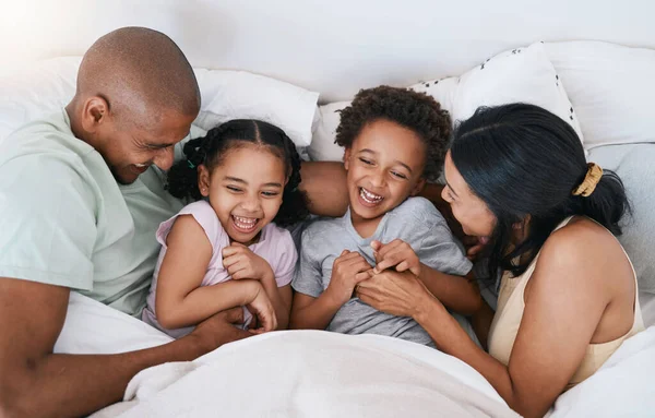 Happy Family Relax Playing Bed Smile Free Time Weekend Fun — Stock Photo, Image