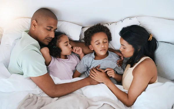 睡在床上休息 周末或假日早上在家里休息 关于疲惫或精疲力尽的母亲 孩子或孩子在卧室里一起放松或睡觉的头像 — 图库照片