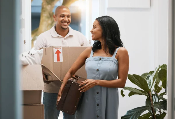 夫妻幸福 房地产和新居一起搬进来 盒子里有房地产投资或搬迁 男男女女房地产商带着箱子或行李 带着微笑为房屋贷款 — 图库照片