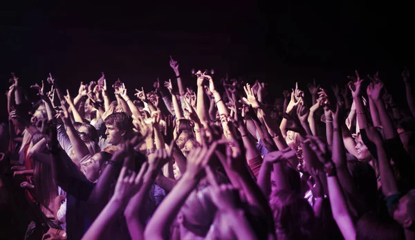 Grote Menigte Handen Mensen Muziekfestival Concert Neon Lichten Energie Live — Stockfoto