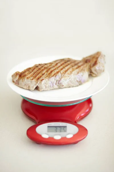 称重晚餐 刻度和测量牛肉的热量 营养价值和蛋白质 健康的肉 量好的肉和牛排 作为午餐桌上均衡饮食的食物 — 图库照片