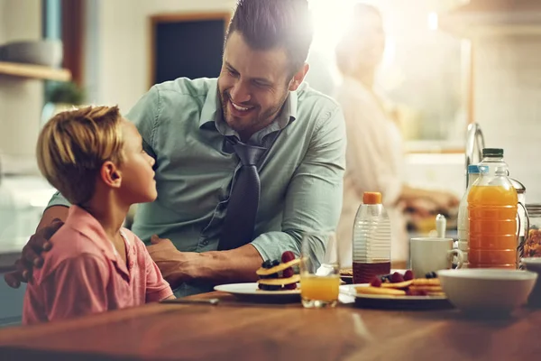 家庭比工作更重要 一个人和他的儿子一起吃早饭的时候 — 图库照片