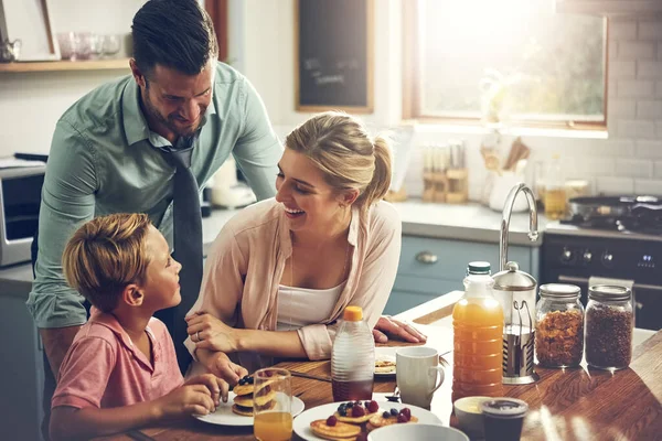 早餐是仅次于家庭的第二重要的东西 和父母一起吃早餐的小男孩 — 图库照片