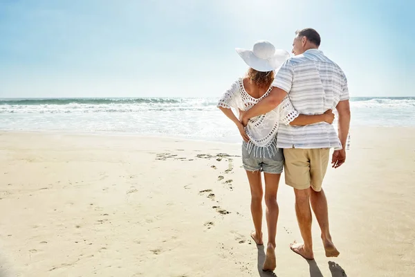 在海滩上浪漫的散步永远是经典的 在海滩上散步的一对成熟的夫妇 — 图库照片