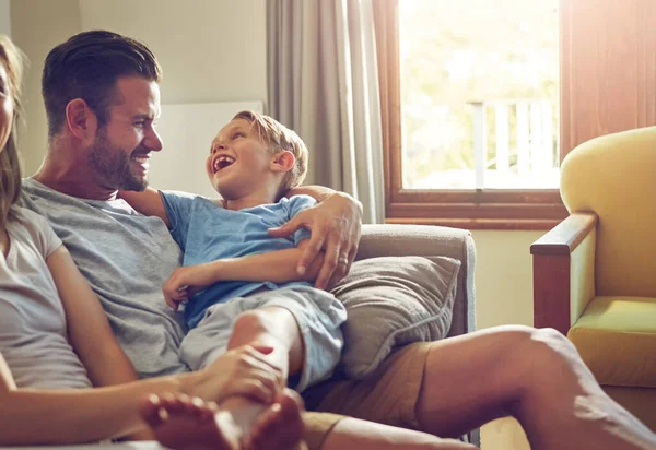 Mutluluk Her Şeydir Bir Adam Oğluyla Evde Biraz Vakit Geçirir — Stok fotoğraf