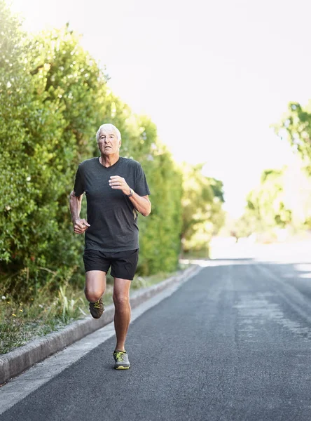 Fysisk Aktivitet Främjar Bättre Livskvalitet Senior Man Ute För Körning — Stockfoto