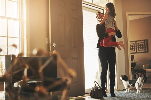 Megéri Hazajönni Szerető Karjaihoz Egy Boldog Anya Érkezik Haza Egy — Stock Fotó