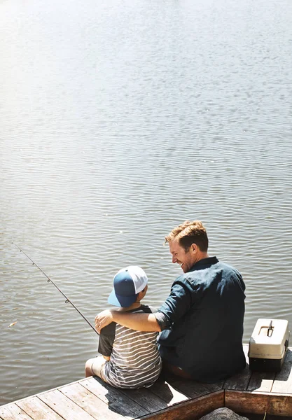 Listo Para Una Misión Pesca Vista Trasera Padre Pequeño Hijo — Foto de Stock