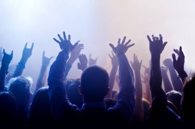Müzik, el kaldırma ve konserde ya da festivalde arkadan gelen insanlar, canlı yayında kalabalık içinde ışık ve enerji. Dans, eğlence ve heyecanlı hayranlar grubu arenada rock grubu performansında ya da partide seyirci