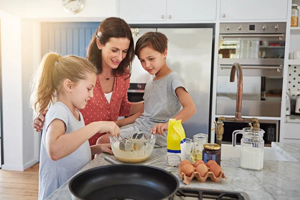 Showing Them How Make Favorite Treat Single Mother Teaching Her — Stock Photo, Image