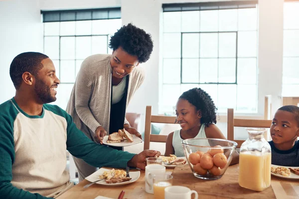 Comience Día Temprano Con Familia Una Familia Desayunando Juntos Casa — Foto de Stock