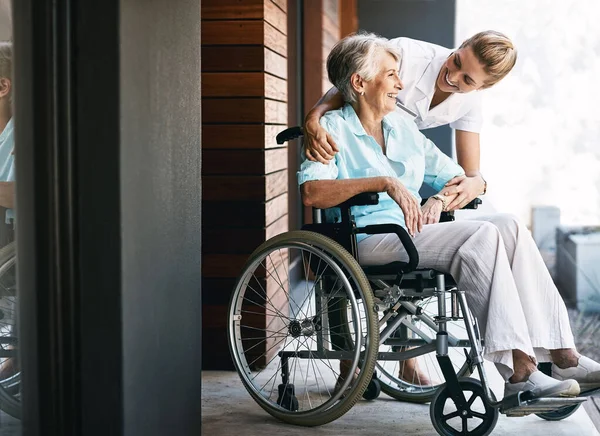 Behandelt Elke Patiënt Met Compassie Zorg Een Verpleegkundige Die Zorgt — Stockfoto