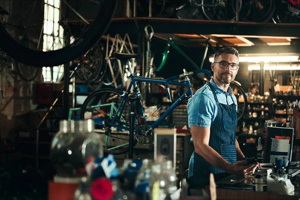 为您的自行车修复需要全面运行 一个成熟男子在自行车修理店工作的画像 — 图库照片