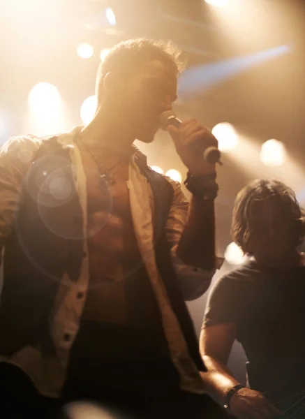 Sahne Işık Erkek Şarkıcı Sahnede Mikrofon Gece Konserinde Rock Roll — Stok fotoğraf