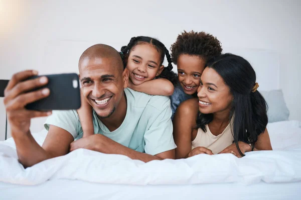 Selfie Familie Glimlach Slaapkamer Verlijmen Ontspannen Samen Liggen Bed Foto — Stockfoto