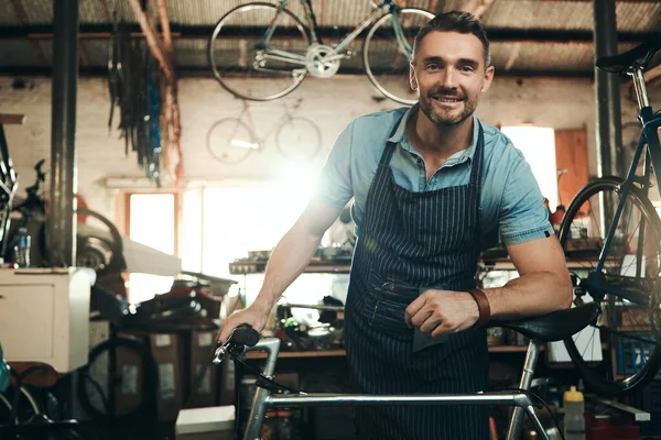 他把激情投入到他的生意中 一个成熟男子在自行车修理店工作的画像 — 图库照片