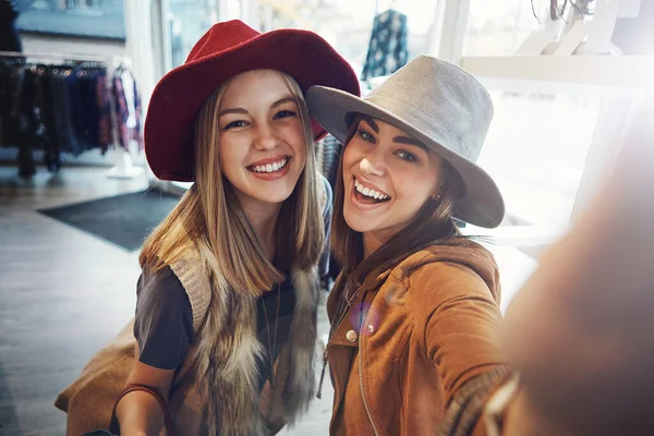 Shopping Sorridere Due Giovani Fidanzate Scattare Selfie Mentre Fuori Una — Foto Stock