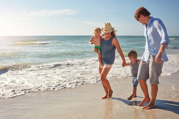 長い家族としてビーチを歩く ビーチで夏の日を楽しむ若い家族が — ストック写真