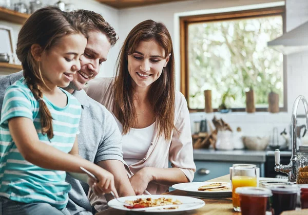 Наслаждаемся Здоровым Завтраком Вместе Семья Завтракающая Вместе Дома — стоковое фото