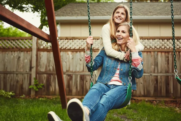 Showing Her Daughter Unconditional Love Mother Her Daughter Playing Swing — Stock Photo, Image